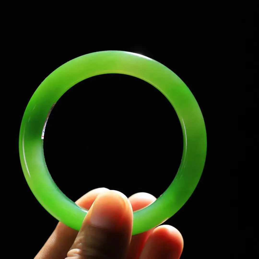 【倾心.手镯】

精品和田玉碧玉手镯 玉质温润细腻 油性十足 手感舒适，高华雅逸，线条流畅，简约大气，美自天成，素雅高贵。佩戴于腕间，婉约之美，举手投足间透出那份低调奢华。 重51克 内径54.4mm 尺寸11.6-8.7mm  78302278YY