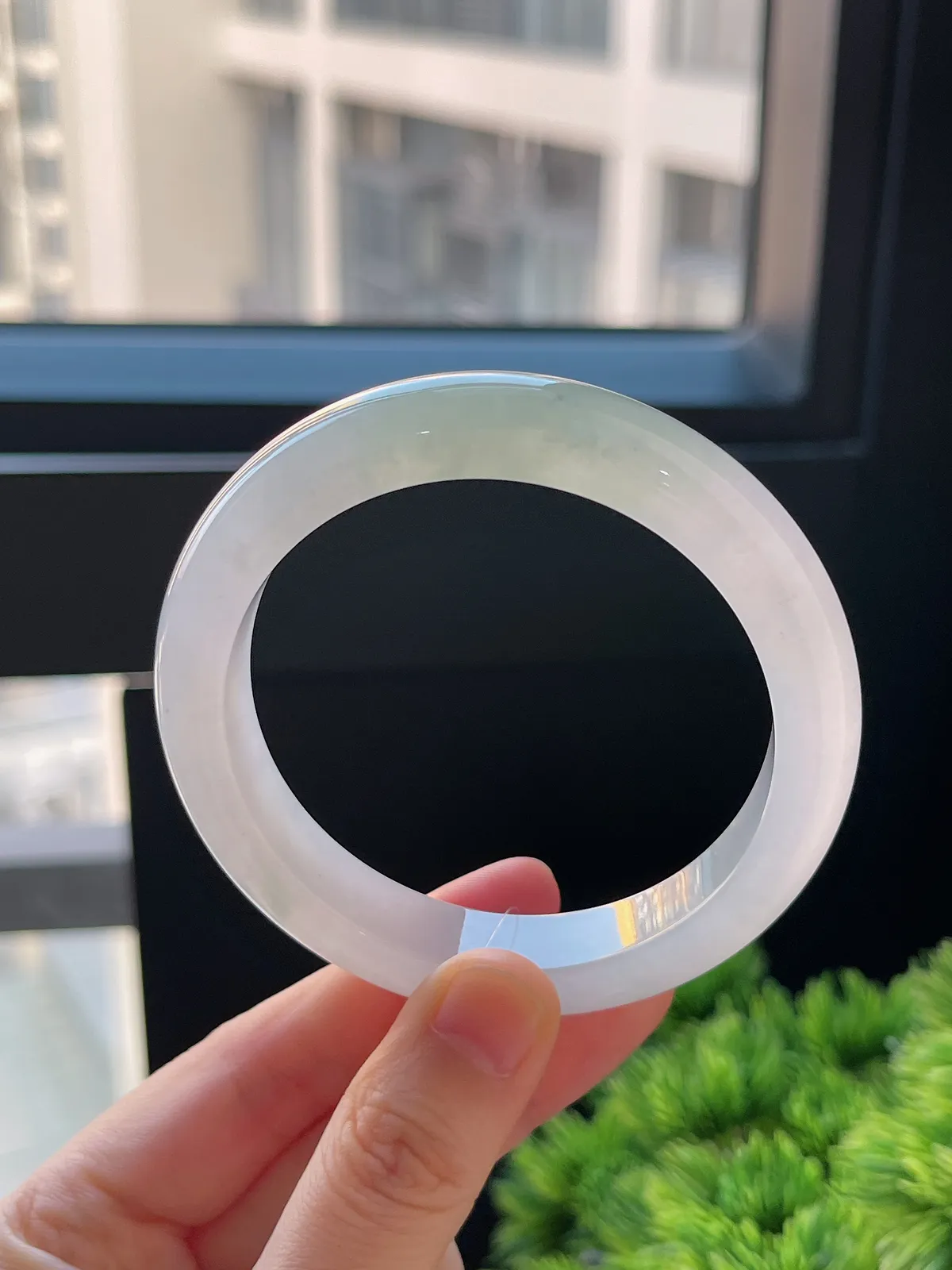 正圈56.8圈口，翡翠冰糯种淡绿色手镯