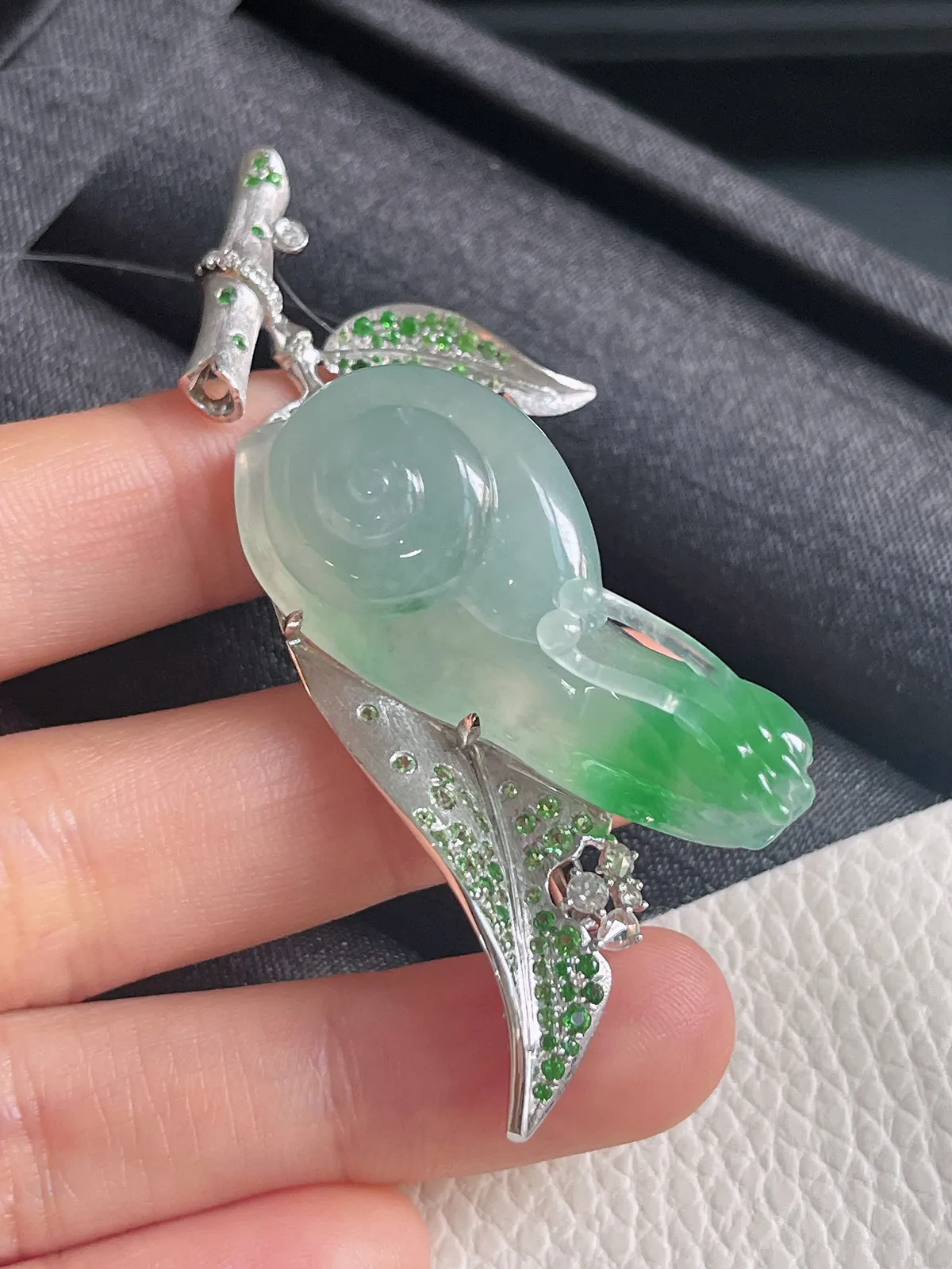 18k金翡翠蜗牛胸针