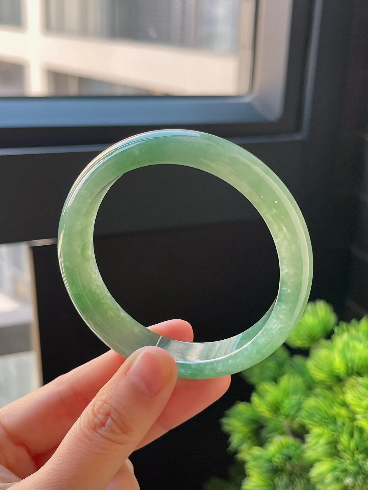 正圈56.6圈口，翡翠冰糯种绿色手镯