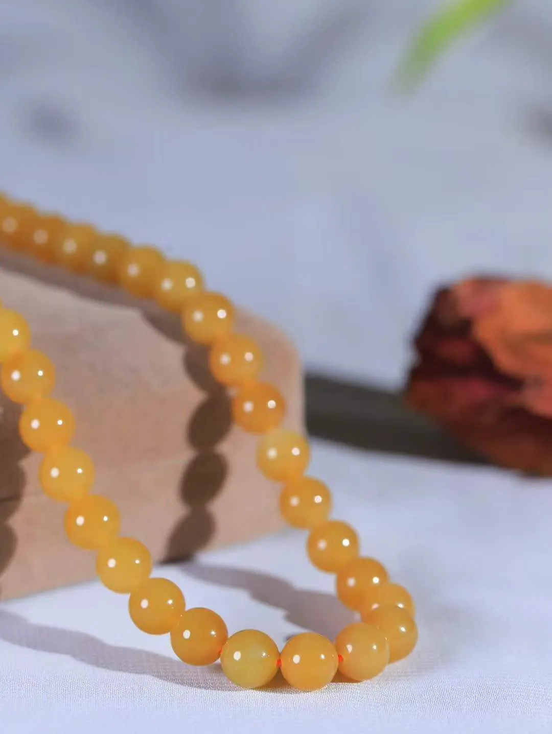 【珠圆玉润.项链】

精品和田玉糖玉珠圆玉润项链 玉质细腻油润 饱满光滑 质朴无华，悠远简单，人心境界远，百世修炼深，心灵常驻善意持，觉悟人生百世修。重84.6克 尺寸取一7.9mm  FDL-22142822