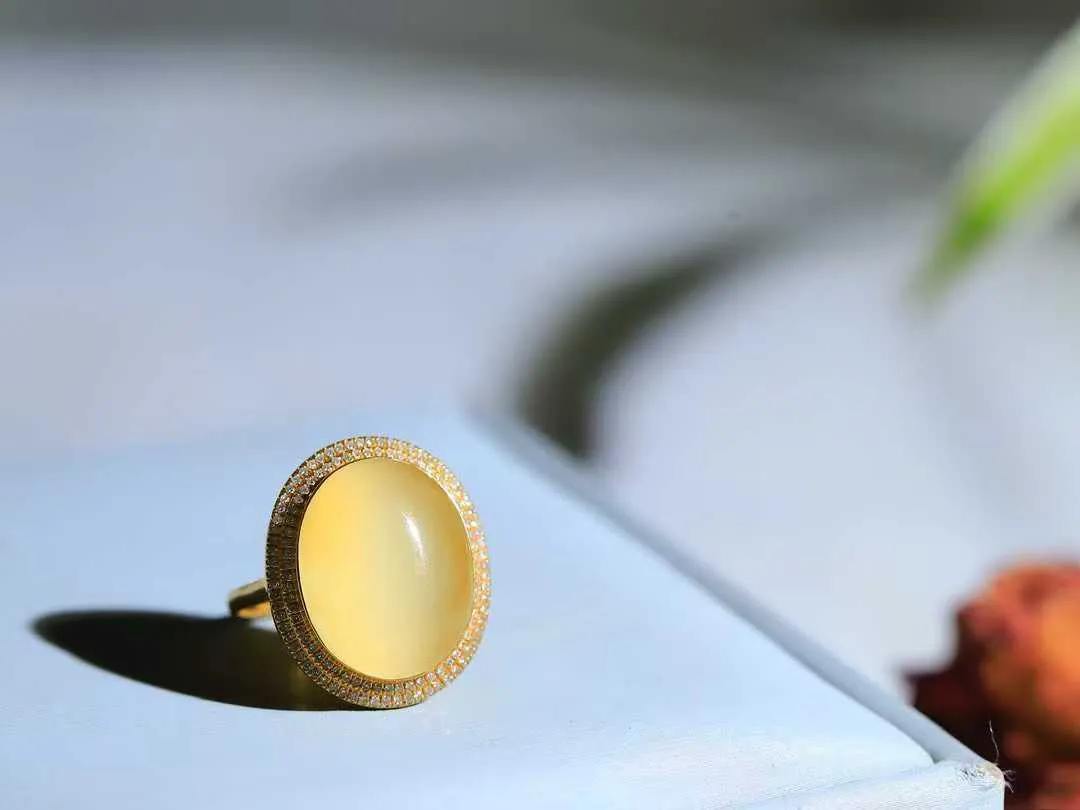 【金镶玉.戒指】

精品和田玉黄口猫眼18k金戒指 玉质细腻温润 油性十足 ，不论时光如何流转变化，