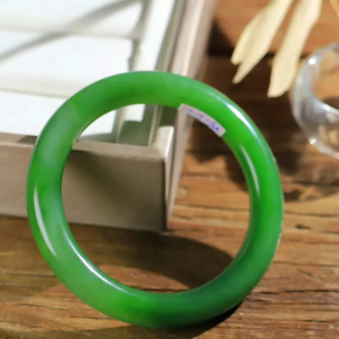 【婉约佳人.手镯】

臻品️和田玉碧玉手镯 玉质温润细腻 油性十足 手感舒适，高华雅逸，线条流畅，简约大气，美自天成，素雅高贵。佩戴于腕间，婉约之美，举手投足间透出那份低调奢华。重52克 内径56.6mm尺寸10.4-10mm 56302278YY