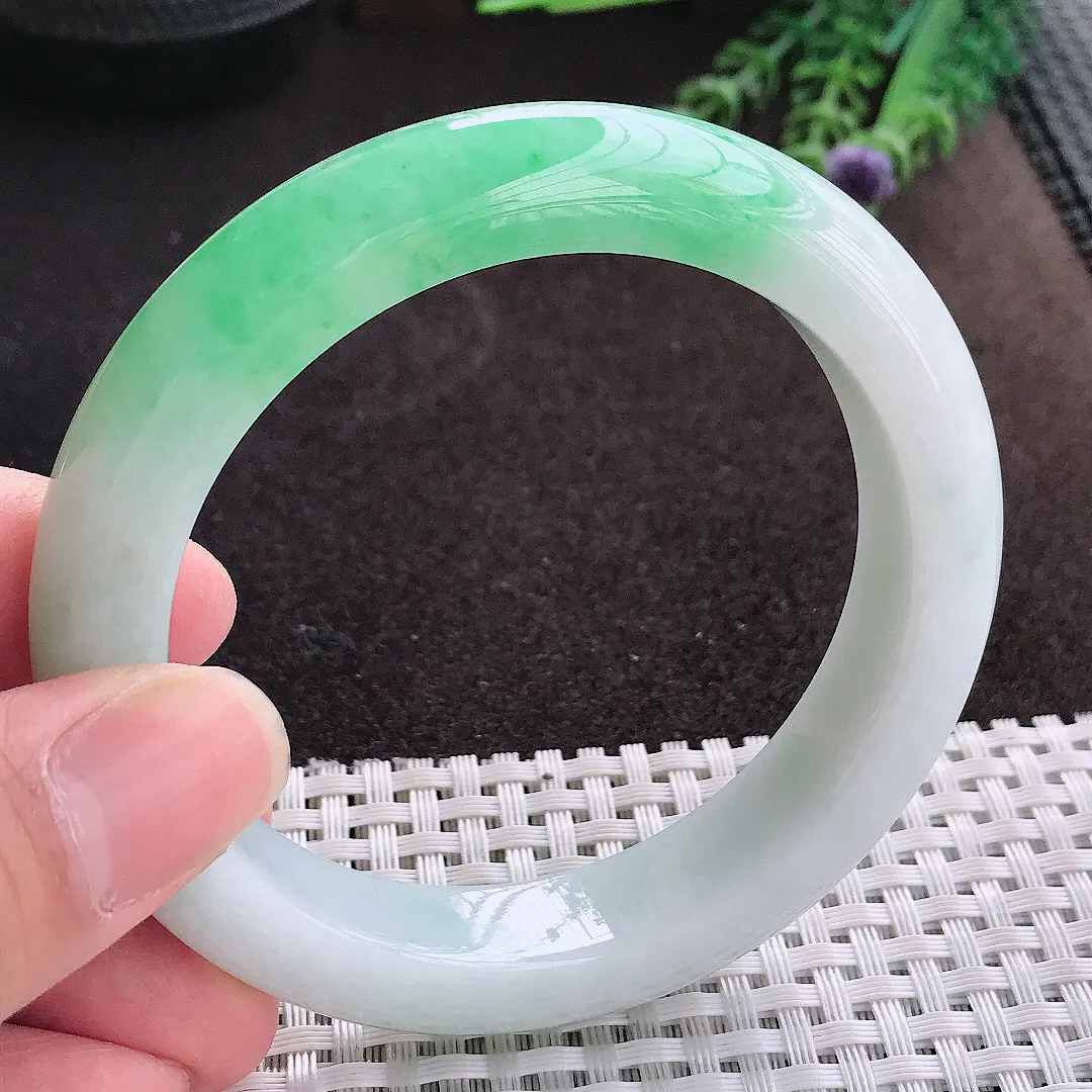 实拍A货翡翠57.8/12.5/9.6老坑精美飘绿手镯翡翠玉镯子平安镯