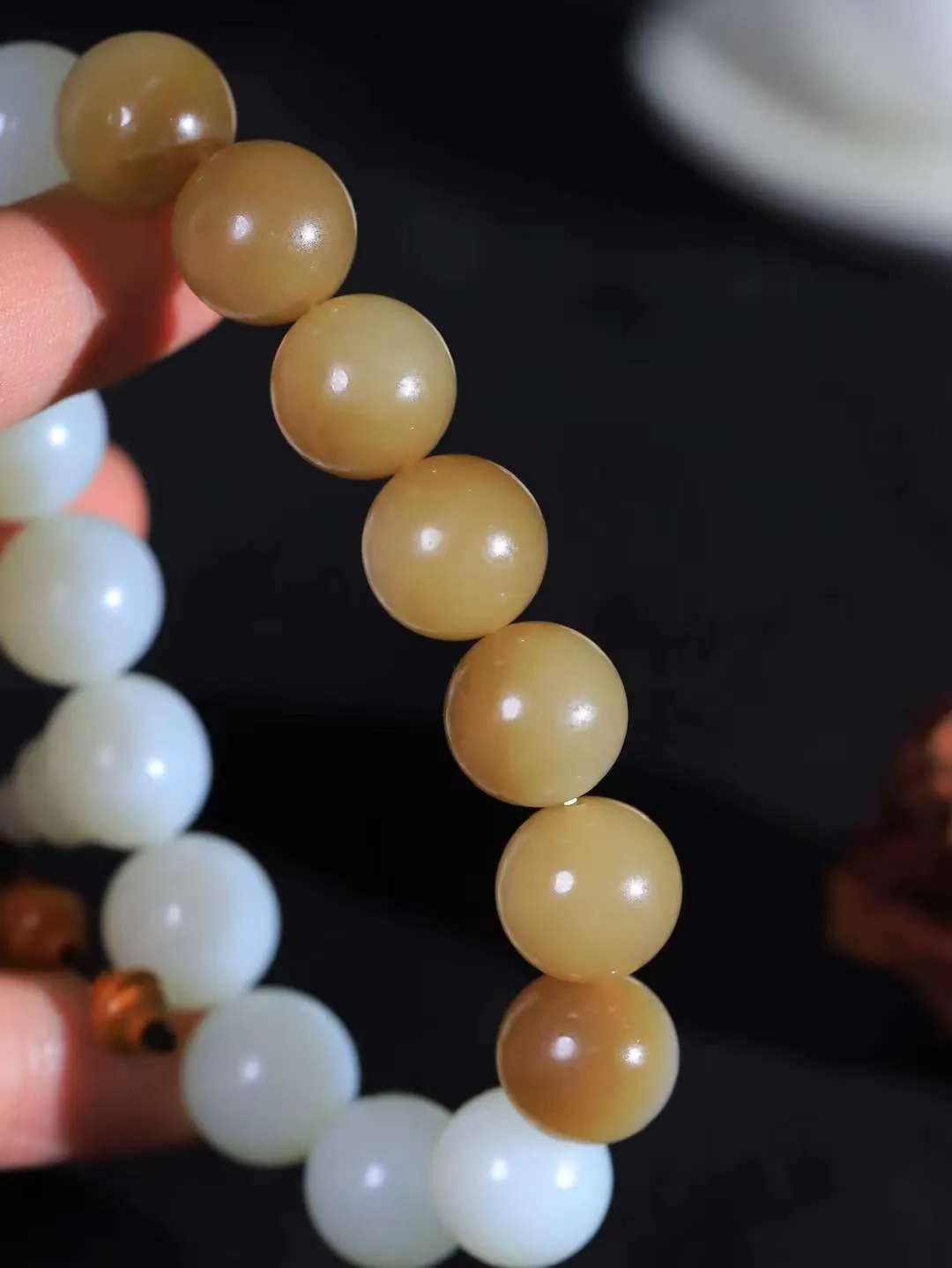 【珠圆玉润.手串】

精品和田玉糖白玉珠圆玉润手串 玉质温润细腻  整串打磨圆润，佩戴舒适。珠珠落玉盘，间关莺语花底滑，一生美好时光，无论身在何处，都有它相伴相守。事事顺遂，幸福美满，吉祥如意。重67.5克 尺寸取一14mm FDL-16102800