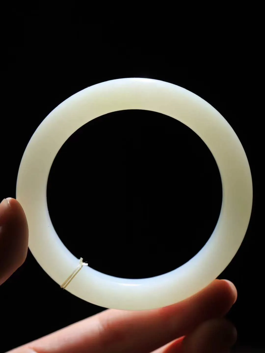 （一见倾心.手镯）

精品和田玉白玉手镯，玉质温润细腻 油性十足 手感舒适，高华雅逸，线条流畅，简约大气，美自天成，素雅高贵。佩戴于腕间，婉约之美，举手投足间透出那低调奢华。重63克  尺寸59-12-10mm  56142836A