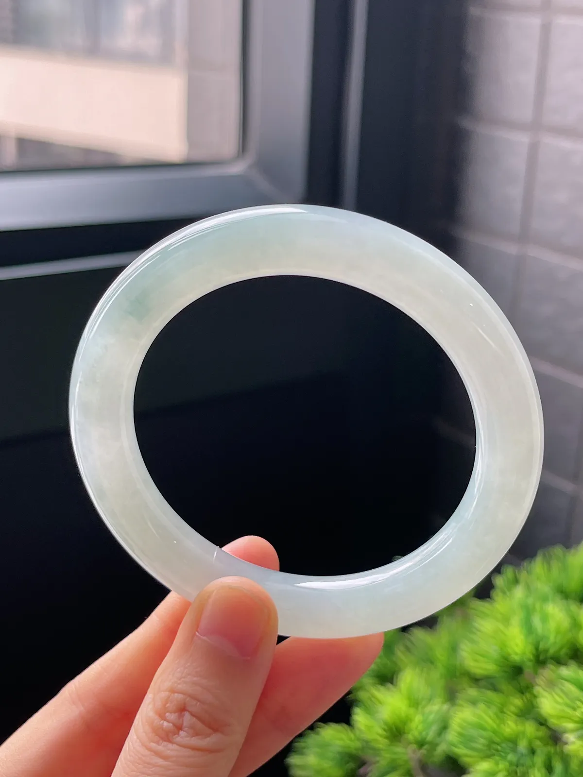 圆镯55.9圈口，翡翠冰糯种淡绿色手镯