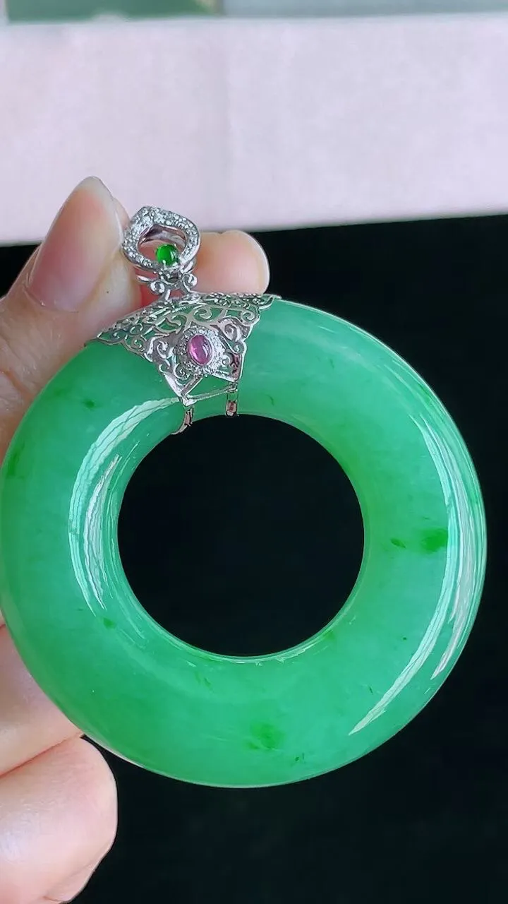 【翡翠名称】18K金镶钻冰阳绿平安环翡吊坠
【翡翠尺寸】裸石53.2/12.6mm
【翡翠描述】宝贝种老水足，玉质细腻，色泽靓丽，性价比高，佩戴效果好！
【其它赠送】权威证书/精美挂绳盒子/支持全国复检