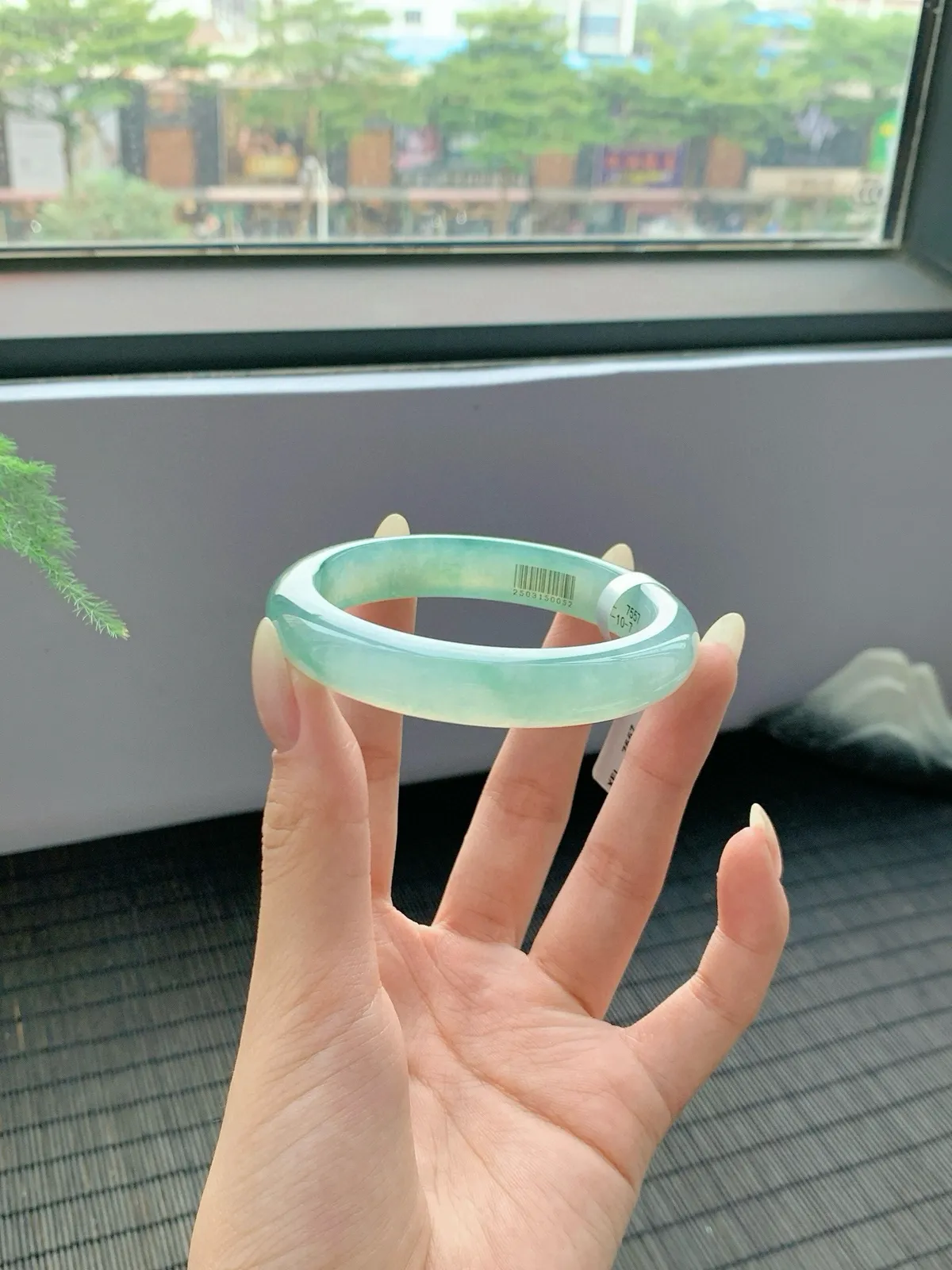 冰飘绿手镯，绿阴不减来时路治愈系底色纯净心灵秋波盈盈 腕间的柔美气质
【尺寸】57-12-8mm