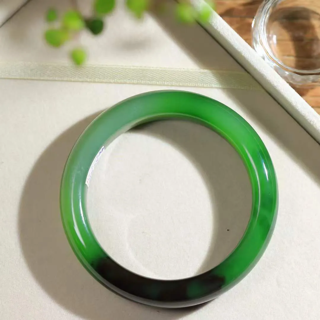 【诗情画意.手镯】

臻品和田玉碧玉手镯   细腻油脂,手感润滑。意韵飘渺，温雅细腻，工艺精湛，️氤氲诗意的美跃然于手腕之间，给人以出尘的风雅，优美脱俗，气质非凡。重68.8克 内径58.4mm尺寸13.5-9.5mm  93302278YY