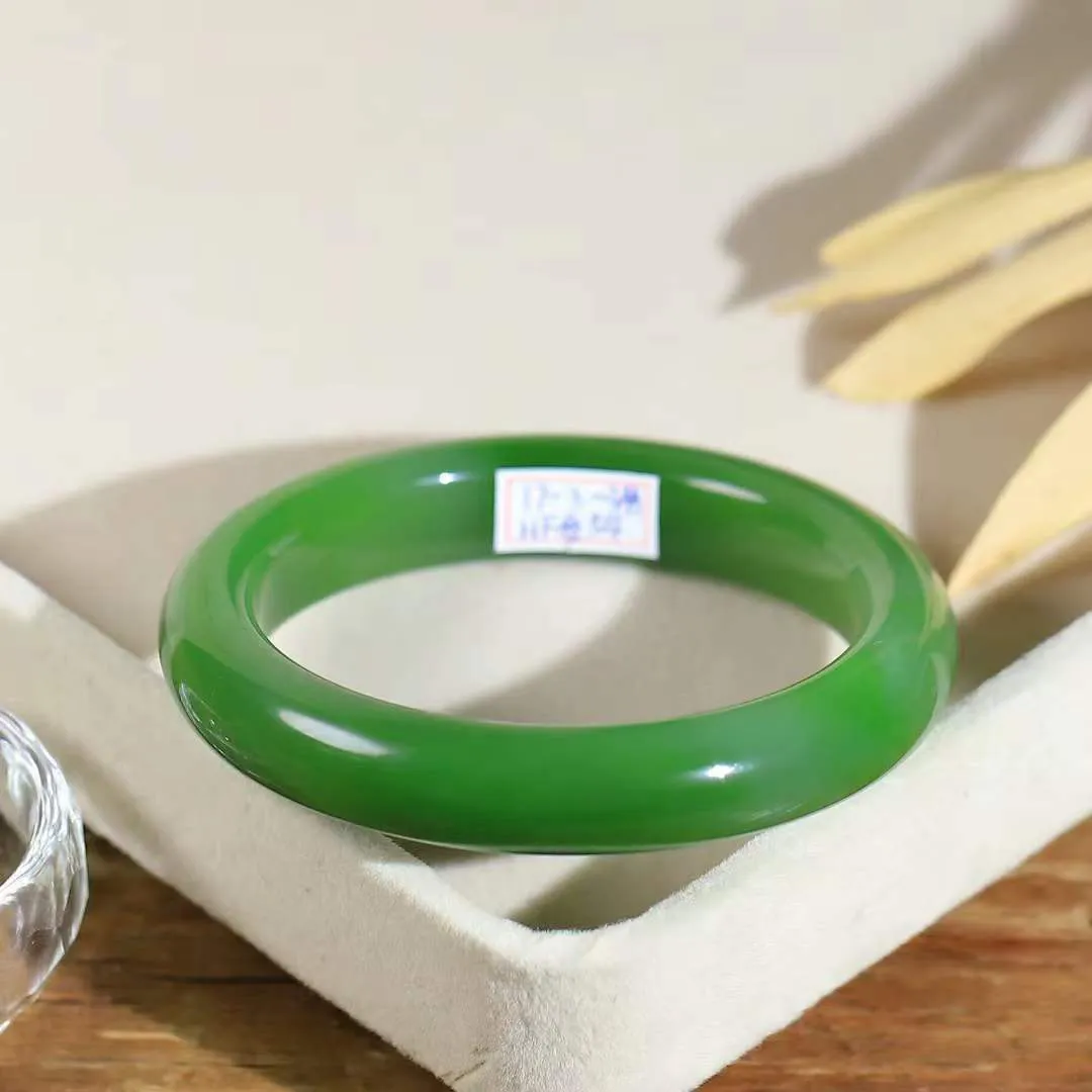 【倾心.手镯】

精品和田玉碧玉手镯 玉质温润细腻 油性十足 手感舒适，高华雅逸，线条流畅，简约大气，美自天成，素雅高贵。佩戴于腕间，婉约之美，举手投足间透出那份低调奢华。 重51克 内径54.4mm 尺寸11.6-8.7mm  78302278YY