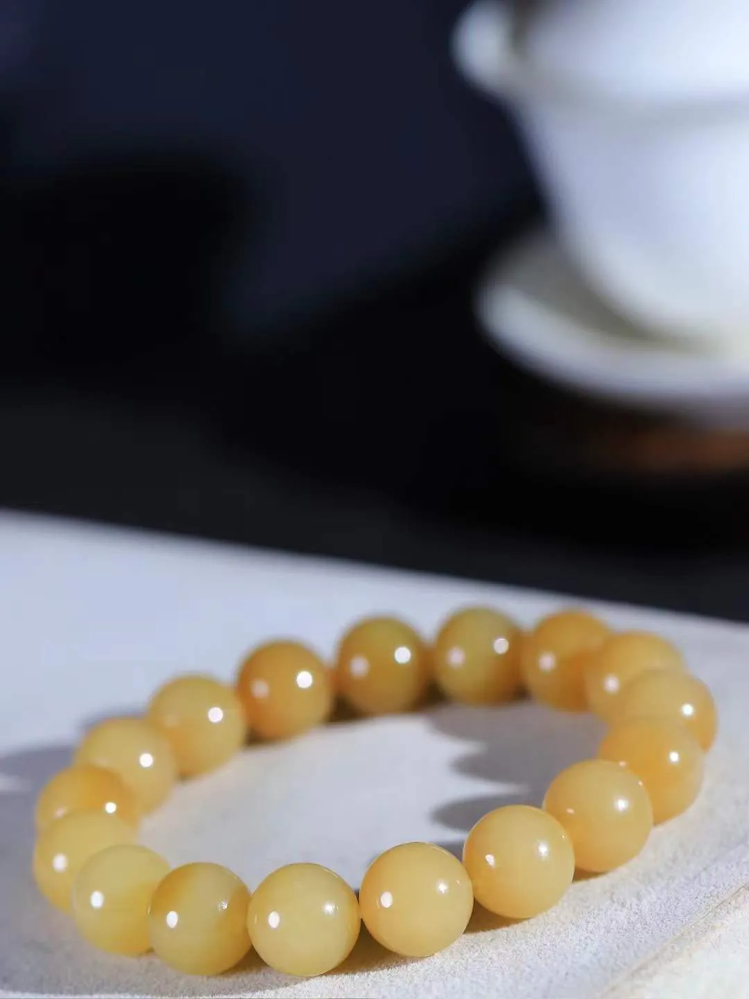 【珠圆玉润.手串】

精品和田玉糖玉珠圆玉润手串 玉质温润细腻  整串打磨圆润，佩戴舒适。珠珠落玉盘