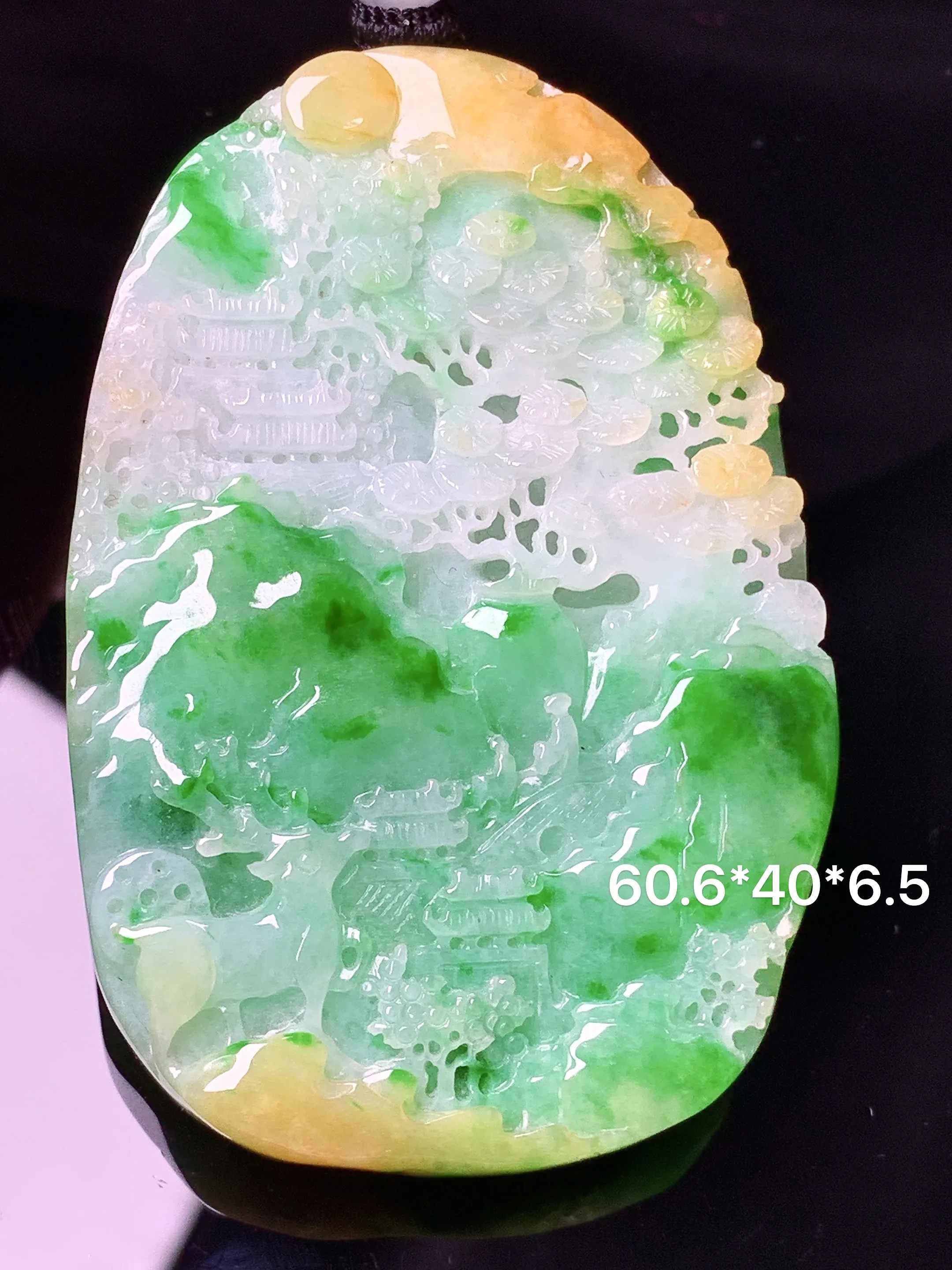 飘黄绿翡山水牌子吊坠 玉质细腻 色泽清新艳丽 整体尺寸60.6*40*6.5