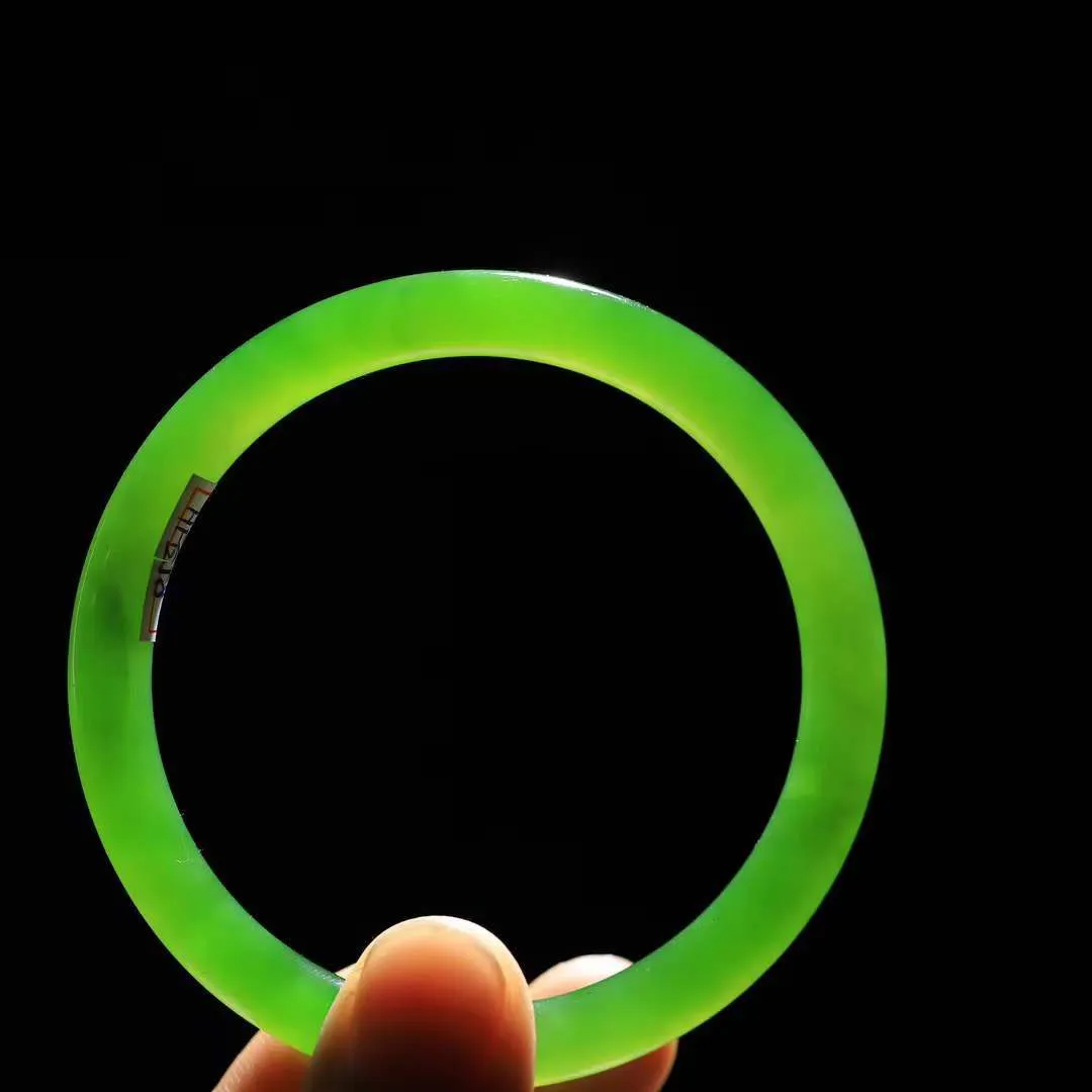 【情有独钟.手镯】

精品和田玉碧玉手镯 玉质温润细腻 油性十足 手感舒适，高华雅逸，线条流畅，简约大气，美自天成，素雅高贵。佩戴于腕间，婉约之美，举手投足间透出那低调奢华。重27克 内径57mm尺寸7.4-7.3mm 96342278YY