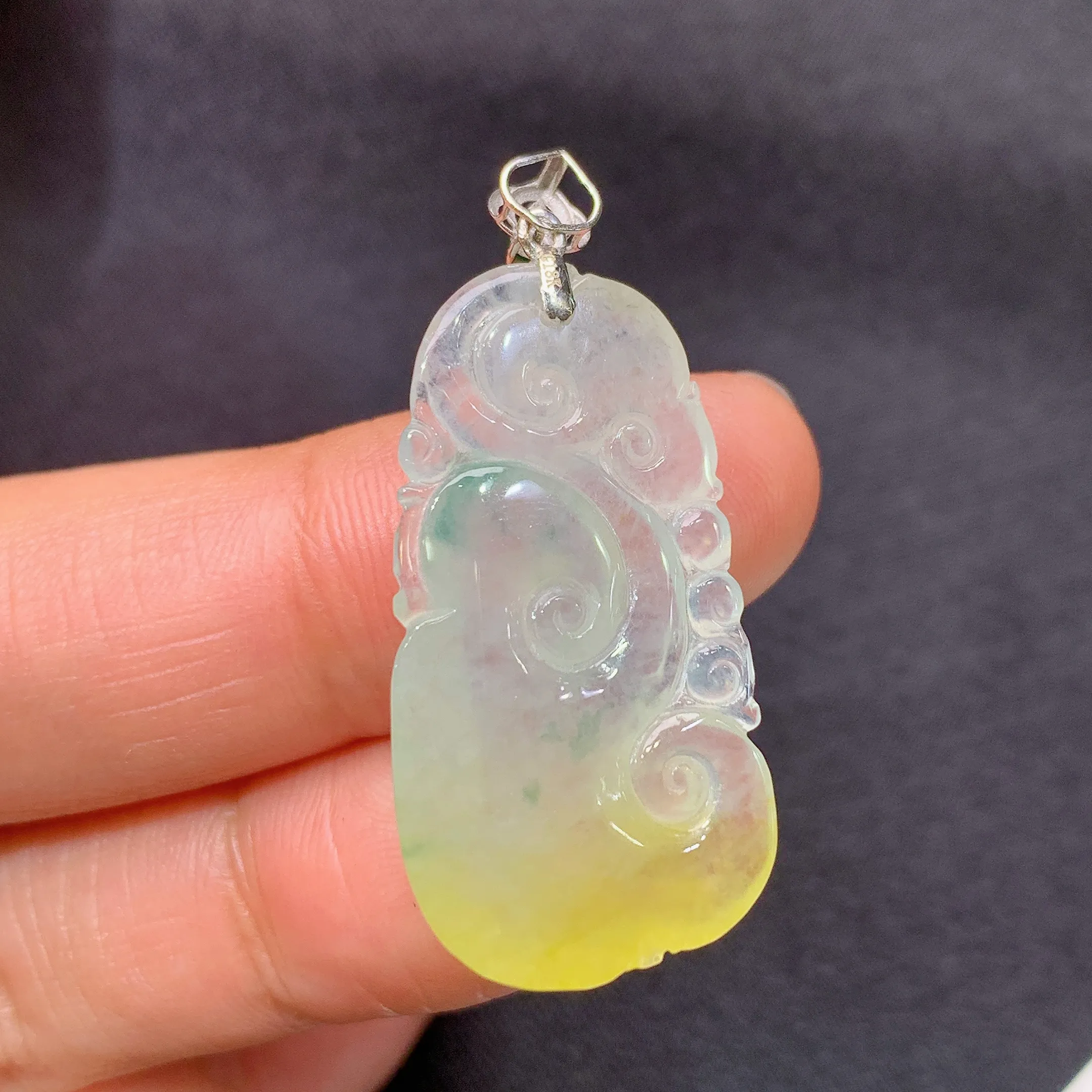 冰黄翡如意吊坠，18k金镶嵌，冰润鲜艳，玉质细腻，种水足，裸石尺寸30*16.2*4