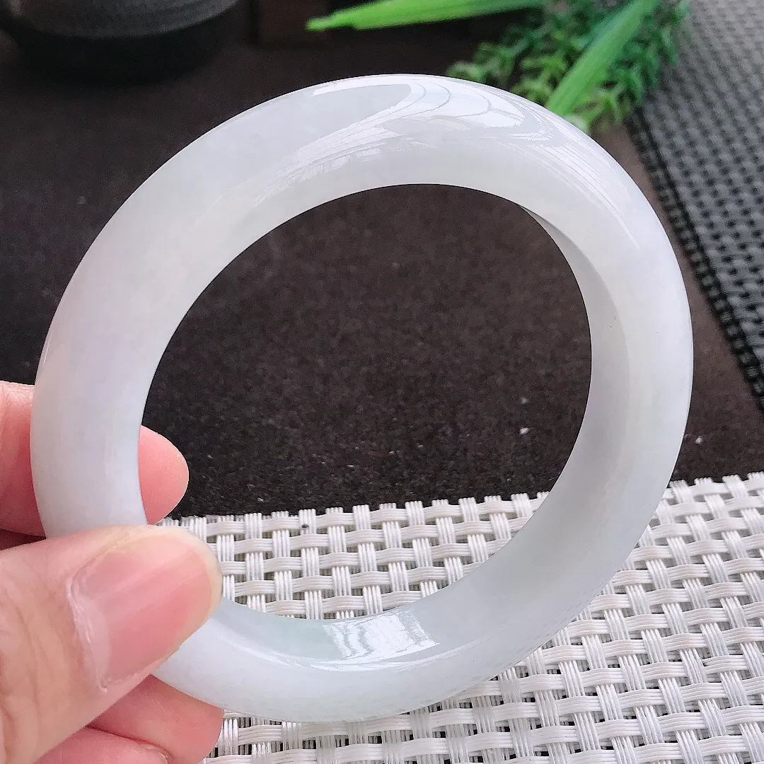 实拍A货翡翠60/12.3/10.8老坑秀气冰润厚装月光白手镯翡翠玉镯子平安镯