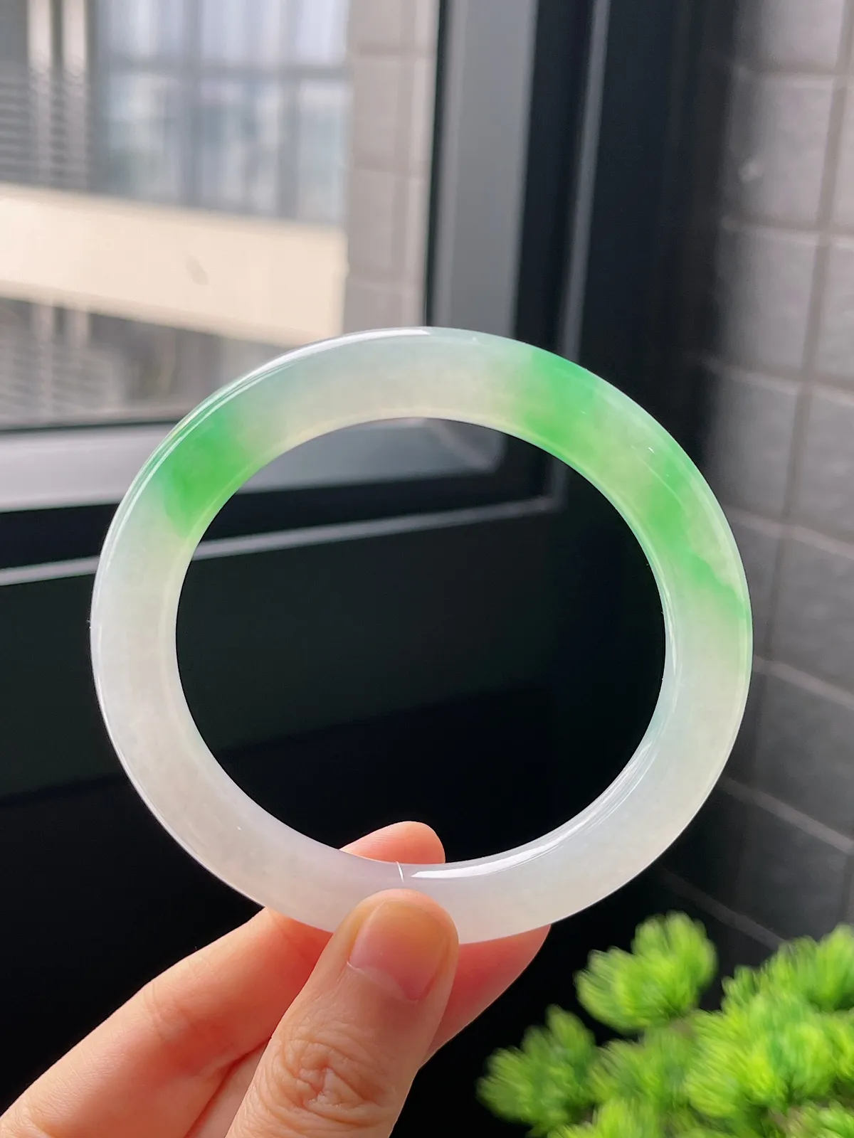 圆镯59圈口，翡翠冰糯种飘绿手镯