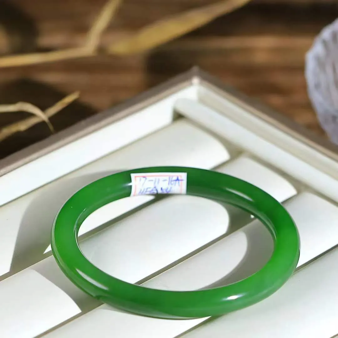 【腕间柔情.手镯】   

收藏级和田玉碧玉手镯 玉质温润细腻 油性十足 古朴秀雅 轻抚岁月的栏杆