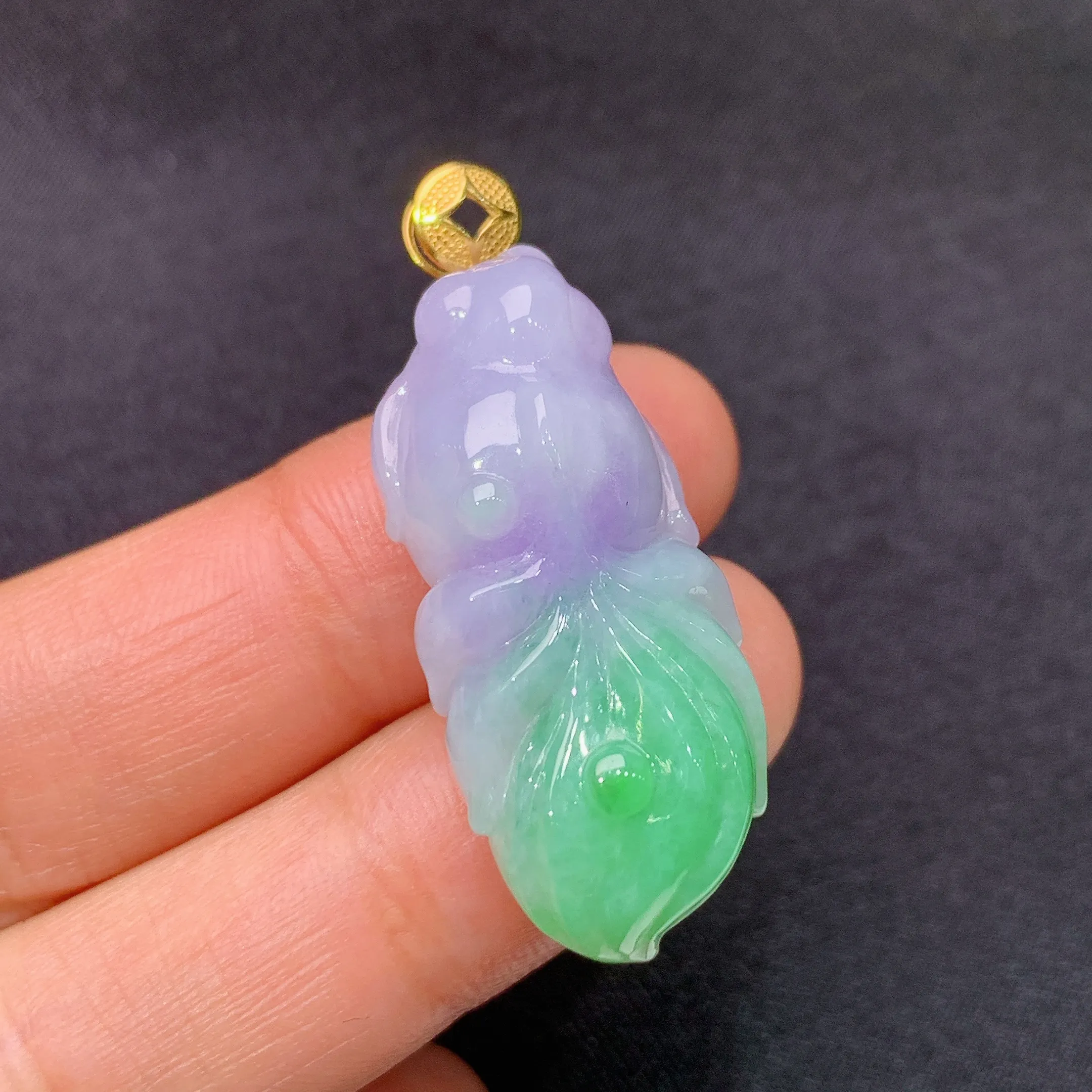 冰紫飘绿金鱼吊坠，18k金镶嵌，冰润鲜艳，玉质细腻，种水足，整体尺寸38.9*15*10.3
