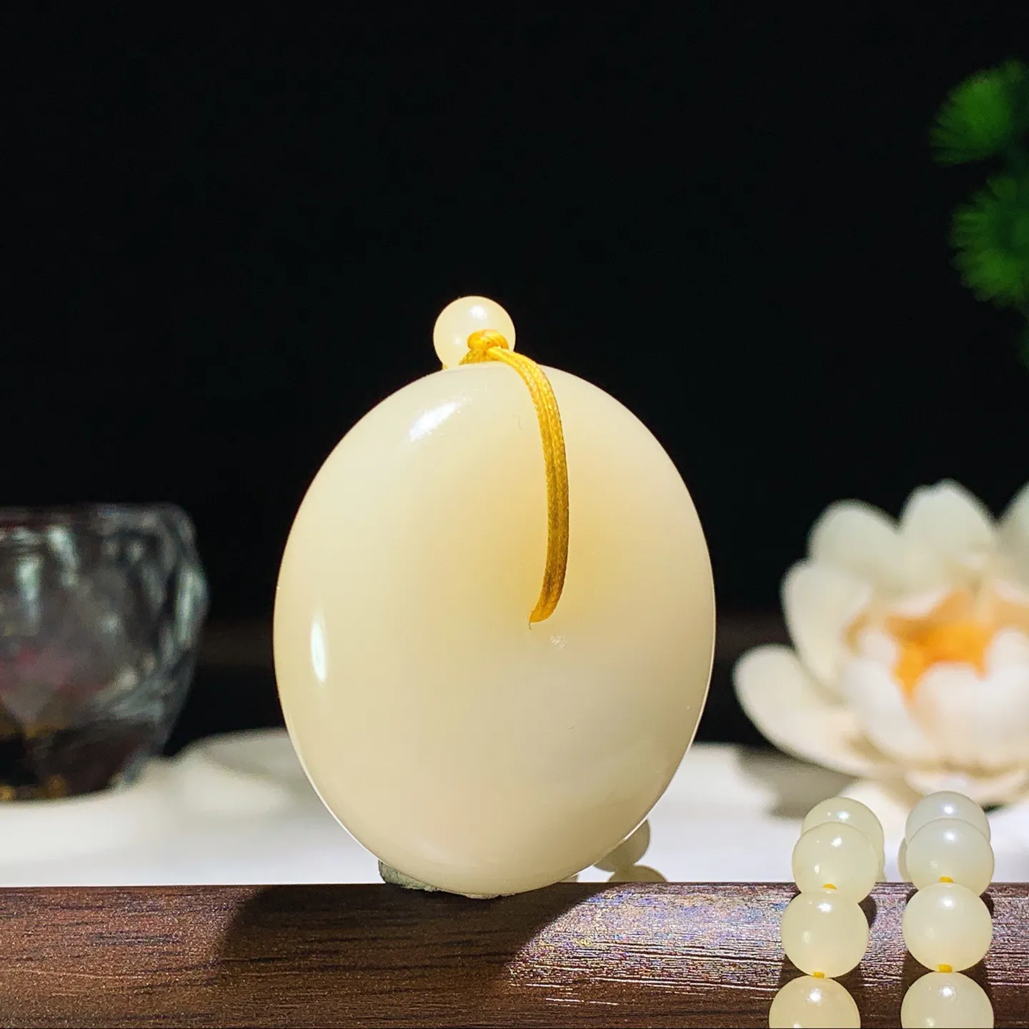 新疆和田玉且末糖平安扣挂件 尺寸38/12重70.5克。玉质细腻油润。手推出油。佩戴高端典雅。lt2