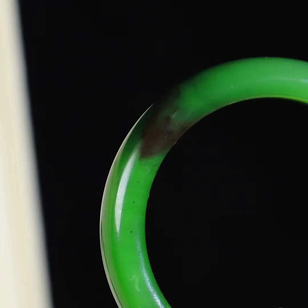 【婉约佳人.手镯】

臻品️和田玉碧玉手镯 玉质温润细腻 油性十足 手感舒适，高华雅逸，线条流畅，简约大气，美自天成，素雅高贵。佩戴于腕间，婉约之美，举手投足间透出那份低调奢华。重56克 内径54.5mm尺寸13.2-8.7mm 56302278YY