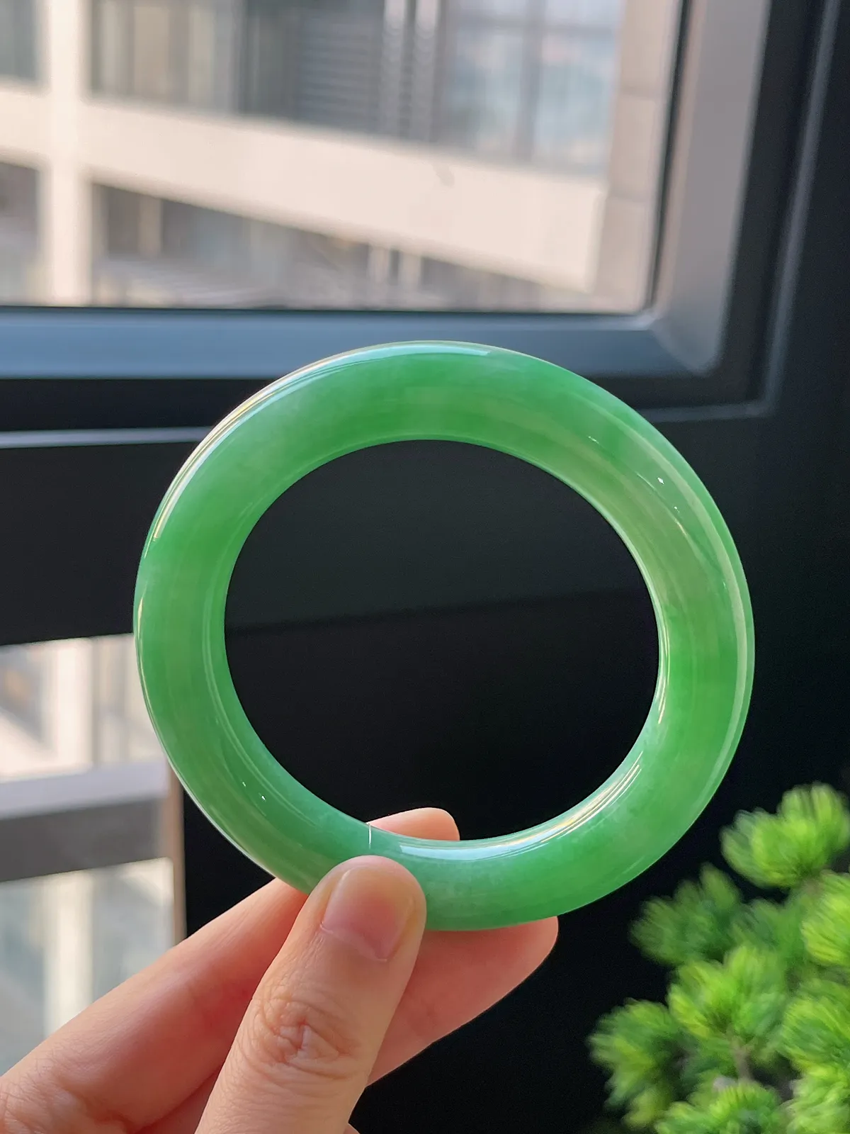 圆镯57圈口，翡翠糯化种满绿手镯