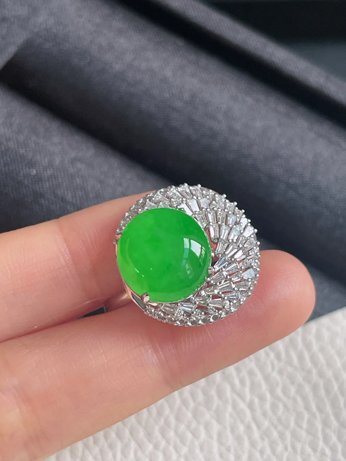 18k金伴钻石翡翠冰糯种绿色戒指