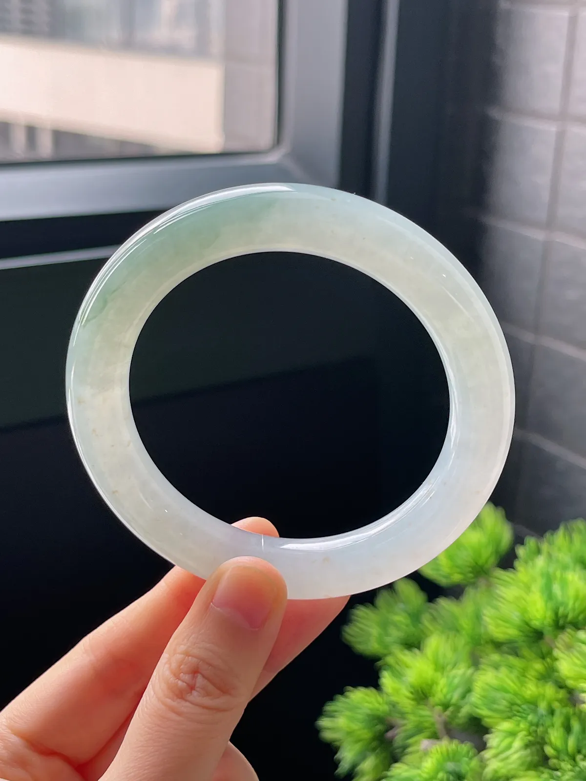 圆镯57.9圈口，翡翠冰糯种淡绿色手镯