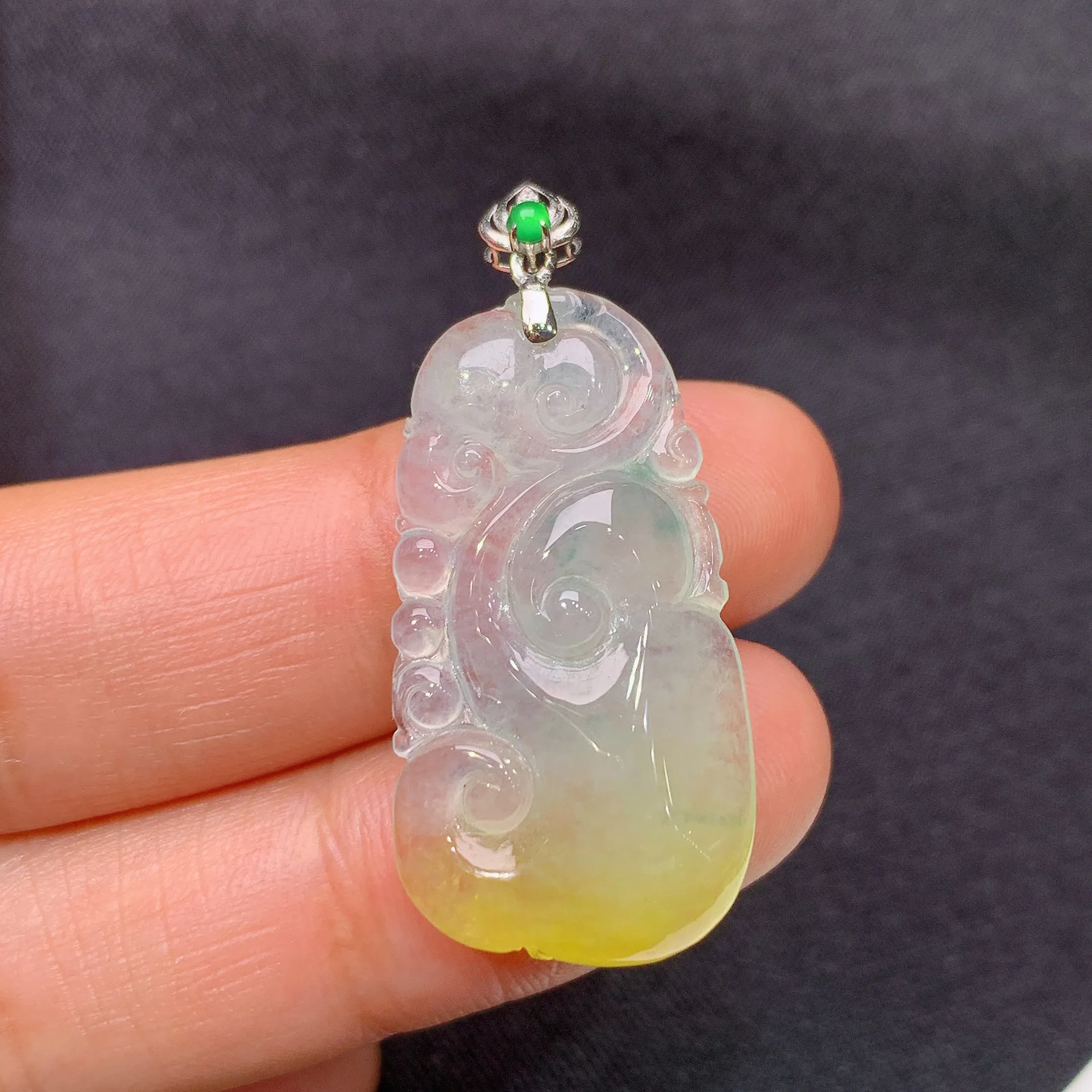 冰黄翡如意吊坠，18k金镶嵌，冰润鲜艳，玉质细腻，种水足，裸石尺寸30*16.2*4