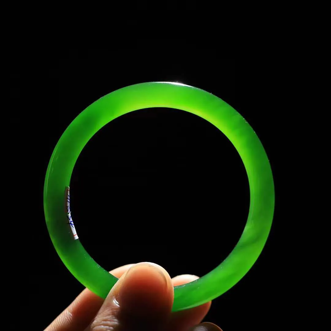 【腕间柔情.手镯】   

收藏级和田玉碧玉手镯 玉质温润细腻 油性十足 古朴秀雅 轻抚岁月的栏杆软香温玉，腕间玉镯轻轻晃动，令人情动心间，撷一缕月末的芬芳，把心思铺陈，时光静美，惟有你最温柔。重24.7克   尺寸53.3-7.4-7.5mm 17302278YY