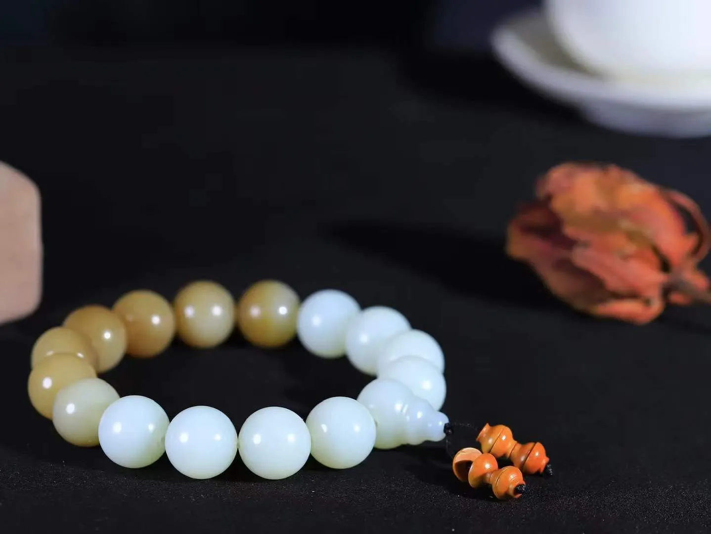 【珠圆玉润.手串】

精品和田玉糖白玉珠圆玉润手串 玉质温润细腻  整串打磨圆润，佩戴舒适。珠珠落玉