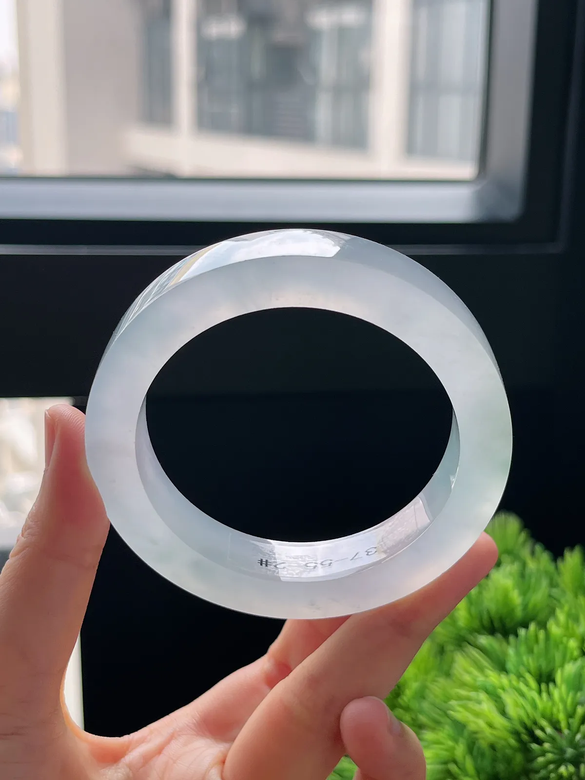 翡翠冰种淡绿色毛坯，⭕️正圈最大做57.7；最小做55.6