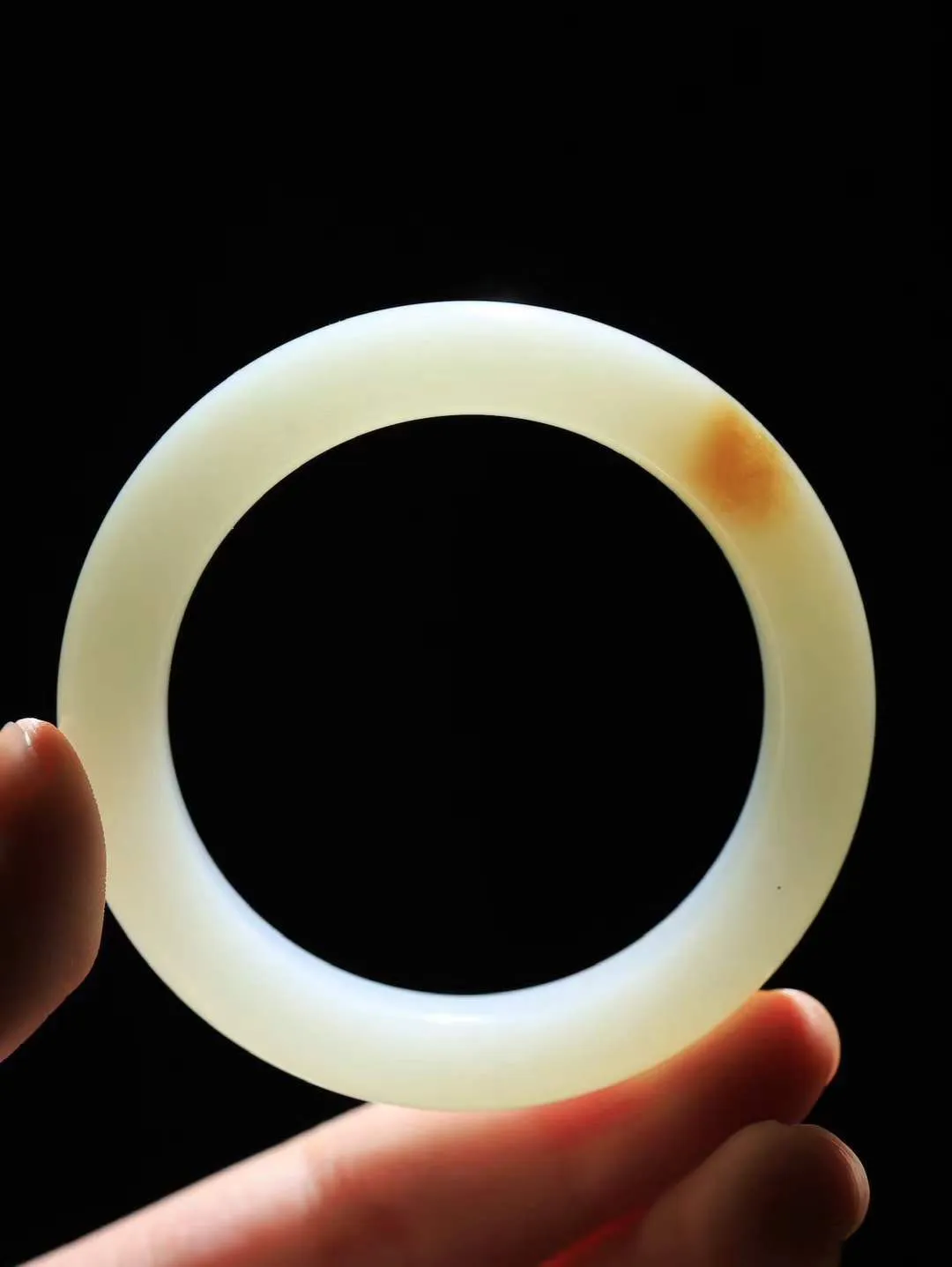 【暖玉生香·手镯】

精品和田玉糖白玉手镯，质地油润细腻，色泽高贵典雅，镯型古朴典雅。在诗情画意的雨巷相遇，你是我腕间的一抹风情，有你眸有深情，清风荡漾湖间静水，我愿俯身低眉，在烟波涟漪处，寻你深情倩影。内径51mm尺寸13-9.5mm重55克  69152858A