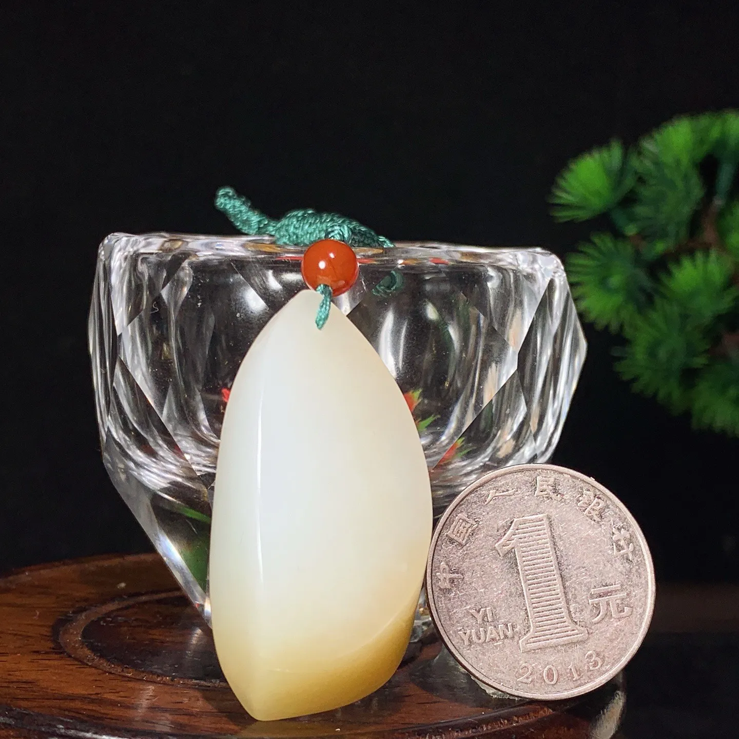 新疆和田玉且末糖随形挂件 尺寸44/21/15重23.4克。玉质细腻油润。手推出油。佩戴高端典雅。lt260128