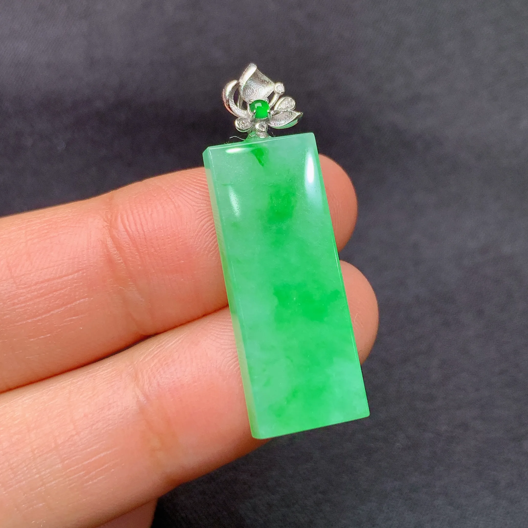 冰飘绿无事牌吊坠，18k金镶嵌，冰润色阳，玉质细腻，种水足，整体尺寸32.8*10*3.5