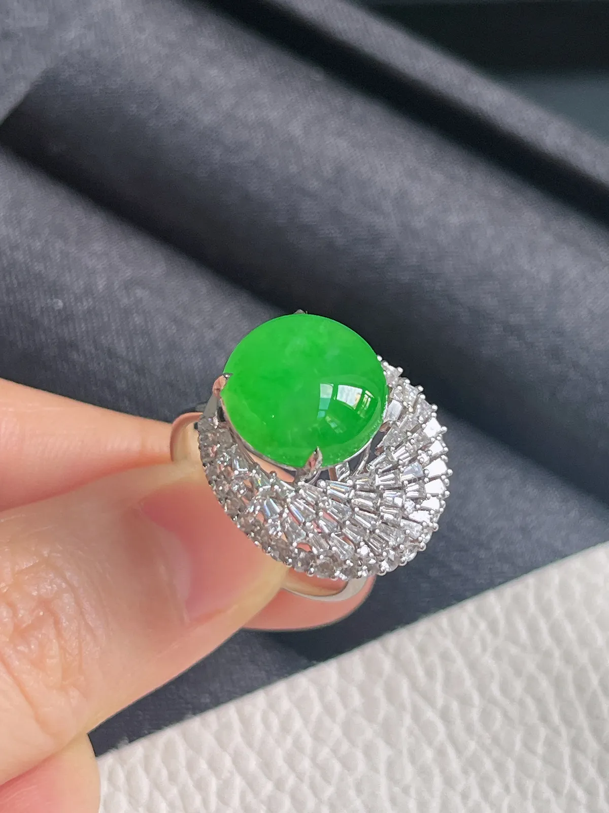 18k金伴钻石翡翠冰糯种绿色戒指