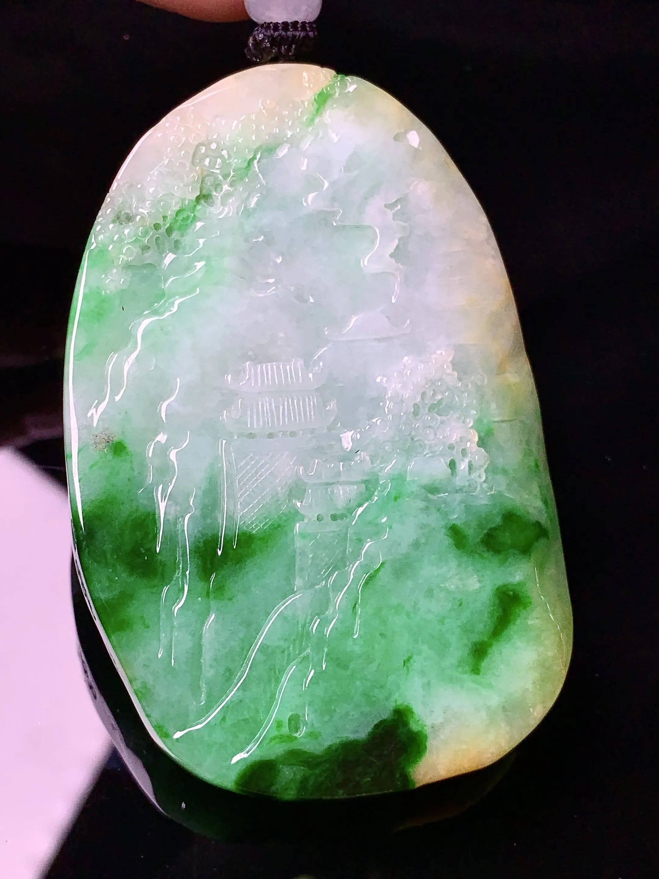 飘黄绿翡山水牌子吊坠 玉质细腻 色泽清新艳丽 整体尺寸60.6*40*6.5