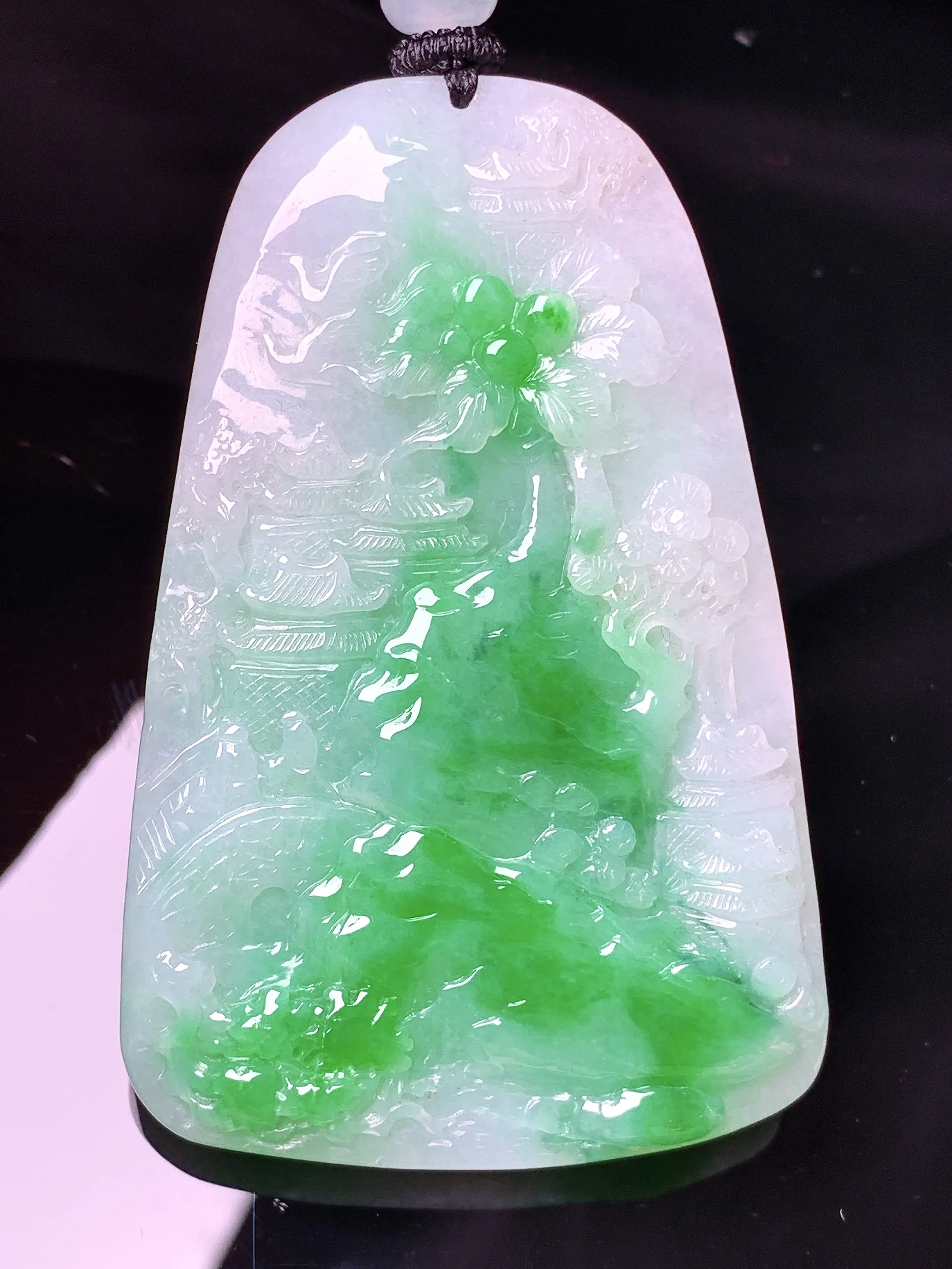 飘绿山水牌子吊坠 玉质细腻 色泽清新艳丽 整体尺寸64.3*41*7.2