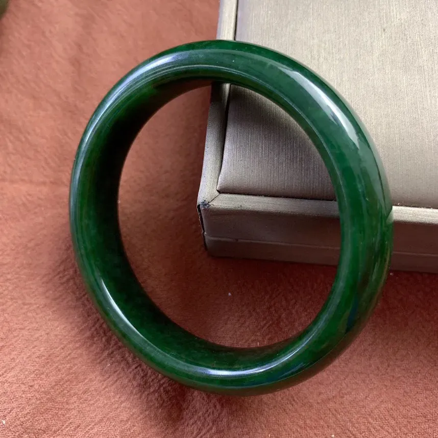 和田玉碧玉58.6圈口菠菜绿手镯，圈口58.6宽度14.1厚度8.3精品菠菜绿