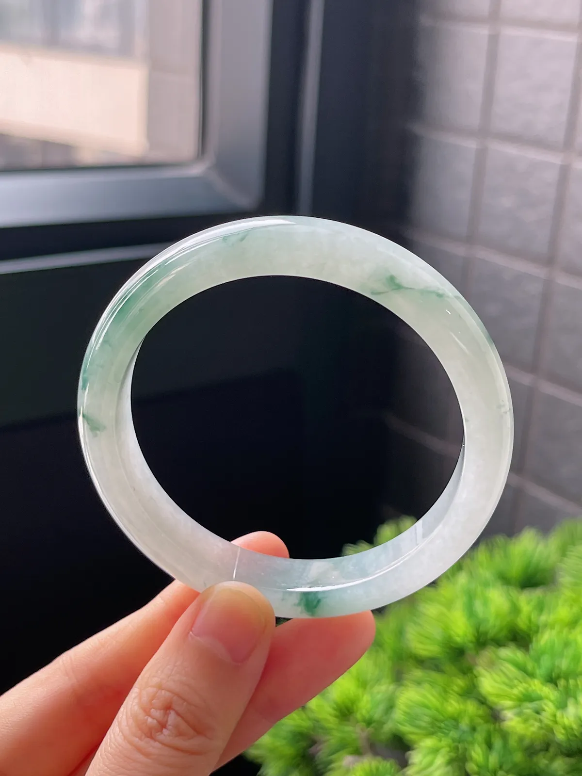 正圈55圈口，翡翠冰糯种飘绿手镯