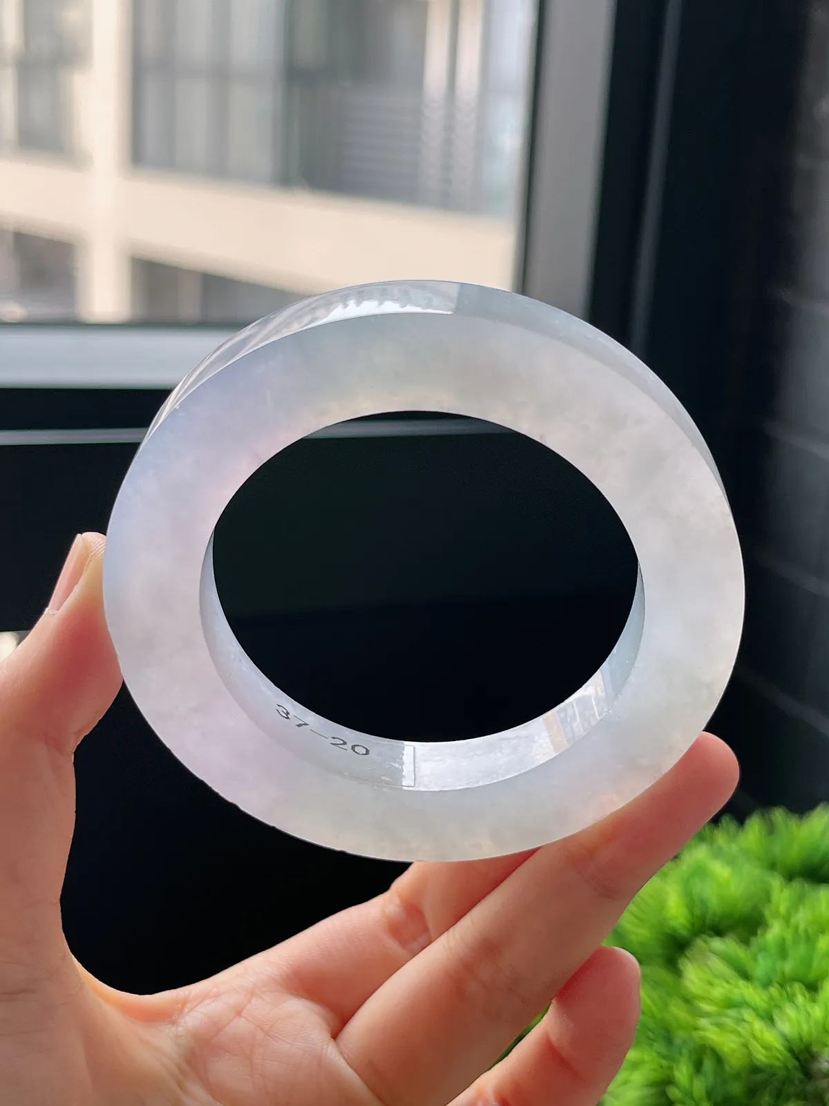 翡翠冰糯种淡绿色毛胚，⭕️正圈最大做69，圆条最小做65，最小做57.3