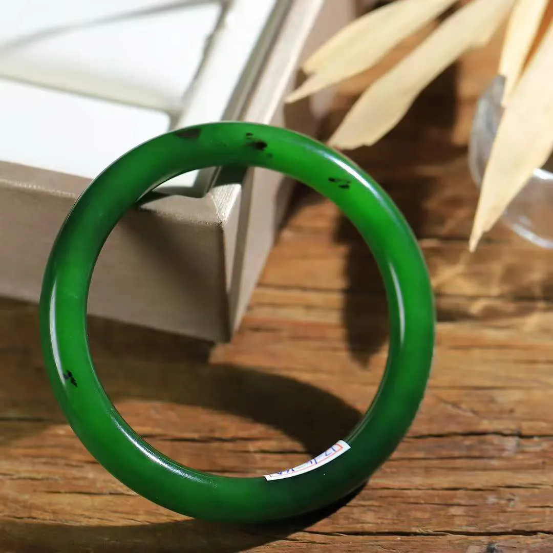 【倾心.手镯】

精品和田玉碧玉手镯 玉质温润细腻 油性十足 手感舒适，高华雅逸，线条流畅，简约大气，美自天成，素雅高贵。佩戴于腕间，婉约之美，举手投足间透出那份低调奢华。 重27克 内径52.2mm 尺寸7.7-7.7mm  78302278YY