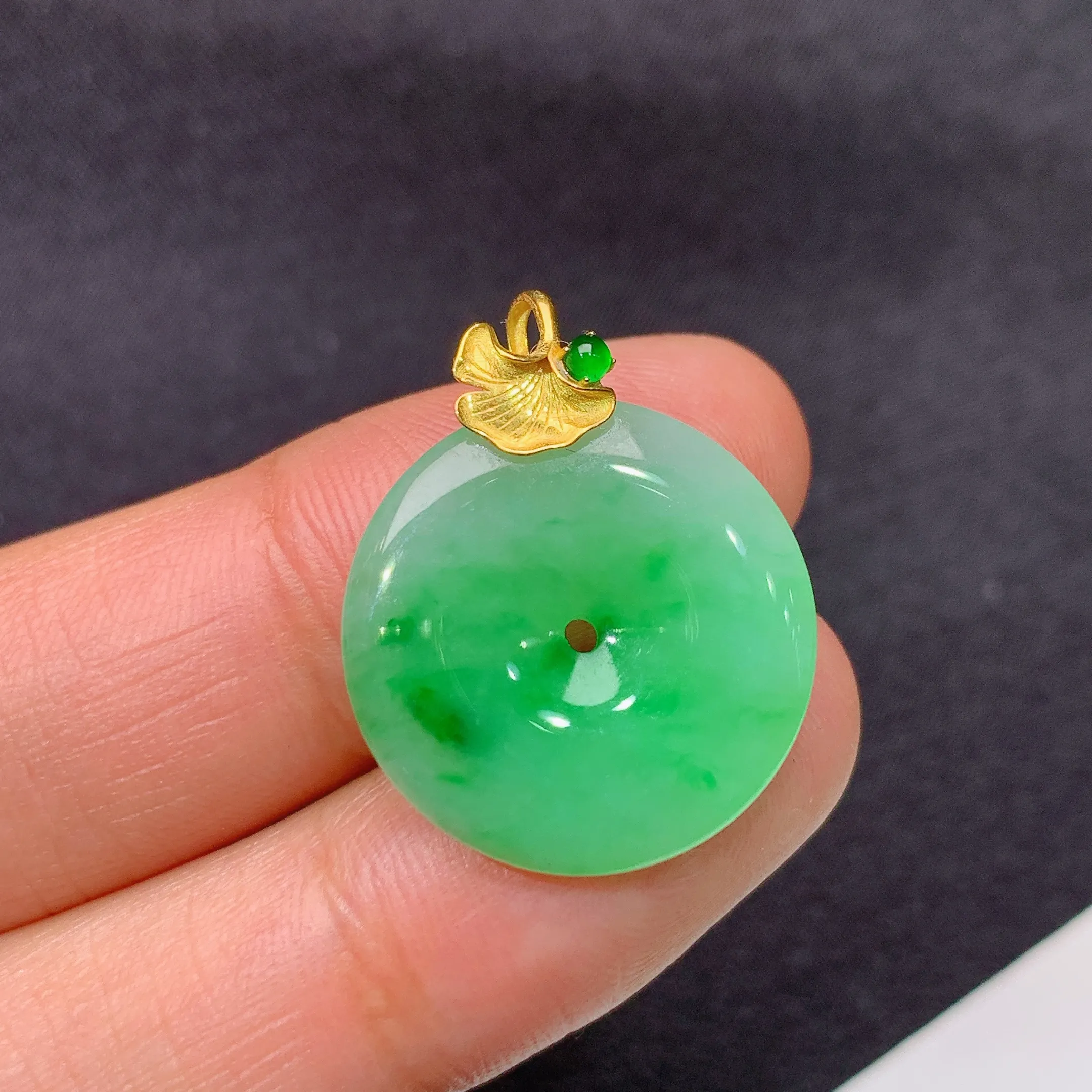 冰飘绿平安扣吊坠，18k金镶嵌，冰润色阳，玉质细腻，种水足，整体尺寸23.5*19.1*3.5