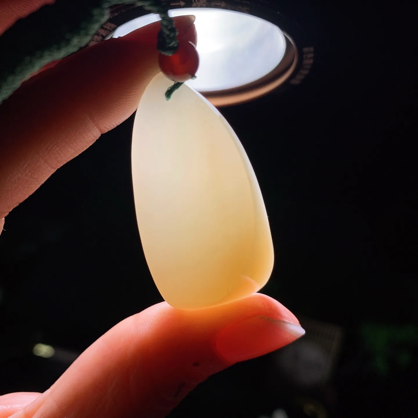 新疆和田玉且末糖随形挂件 尺寸44/21/15重23.4克。玉质细腻油润。手推出油。佩戴高端典雅。lt260128