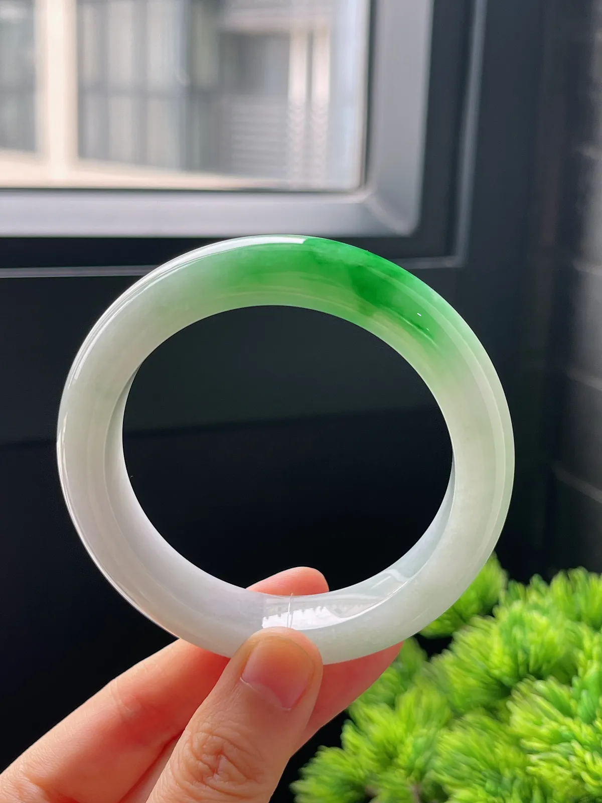 正圈56.2圈口，翡翠糯化种飘绿手镯