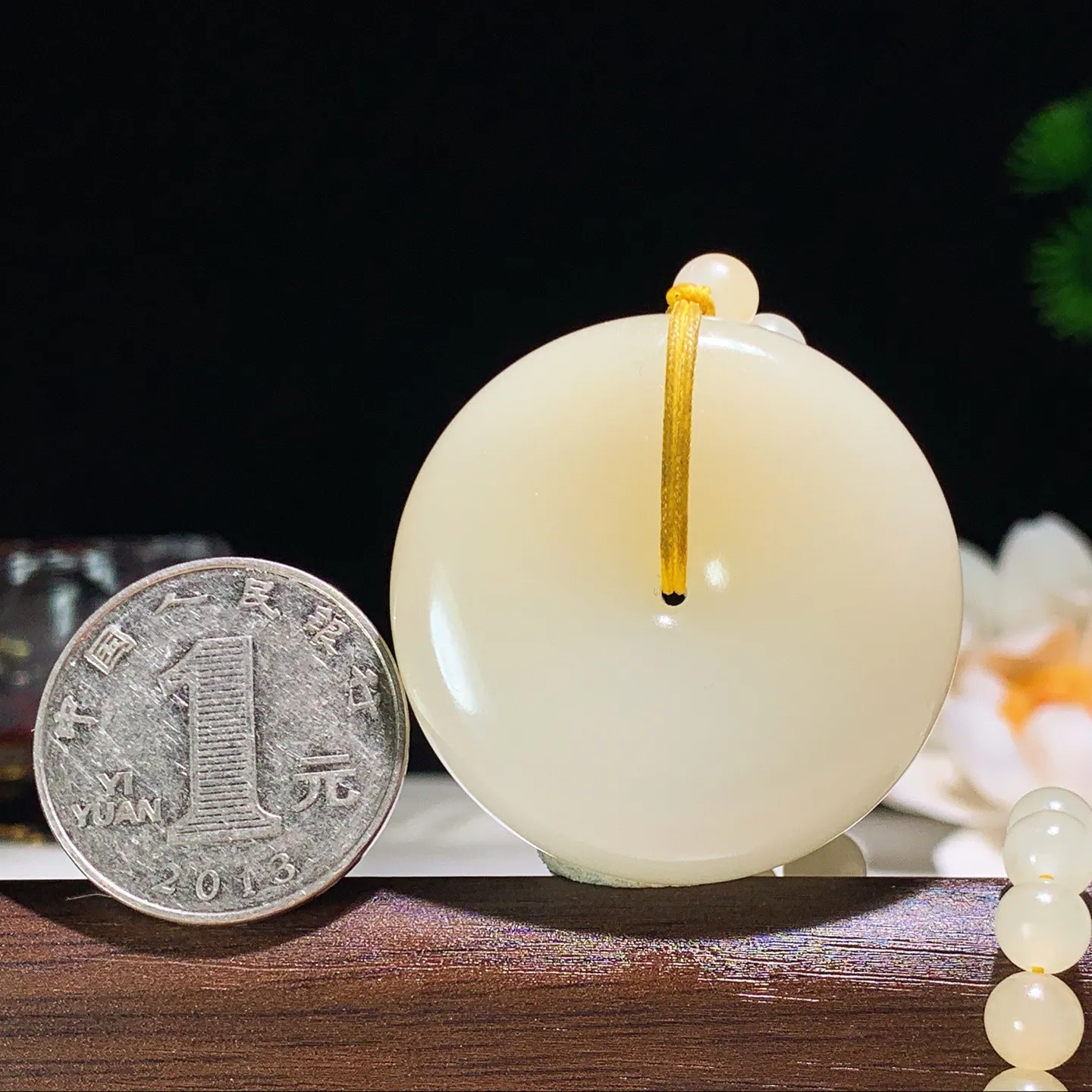 新疆和田玉且末糖平安扣挂件 尺寸38/12重70.5克。玉质细腻油润。手推出油。佩戴高端典雅。lt260128