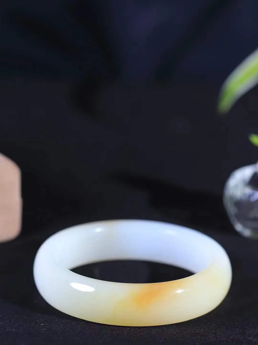 【柔情素语·手镯】

精品和田玉糖白玉手镯，玉质细腻温润，手感舒适，️线条流畅，简约大气，美自天成，佩戴于腕间，婉约之美，举手投足间透出那份低调奢华，醉人心扉。重61.2克 内径圈口55.5mm  尺寸15-8.3mm   FDA-55102803