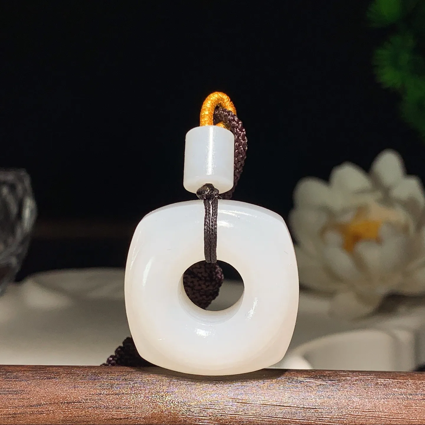 和田玉羊脂白玉四方平安扣挂件。尺寸27/12重20克。玉质细腻油润。手推出油。佩戴高端典雅。lt25128