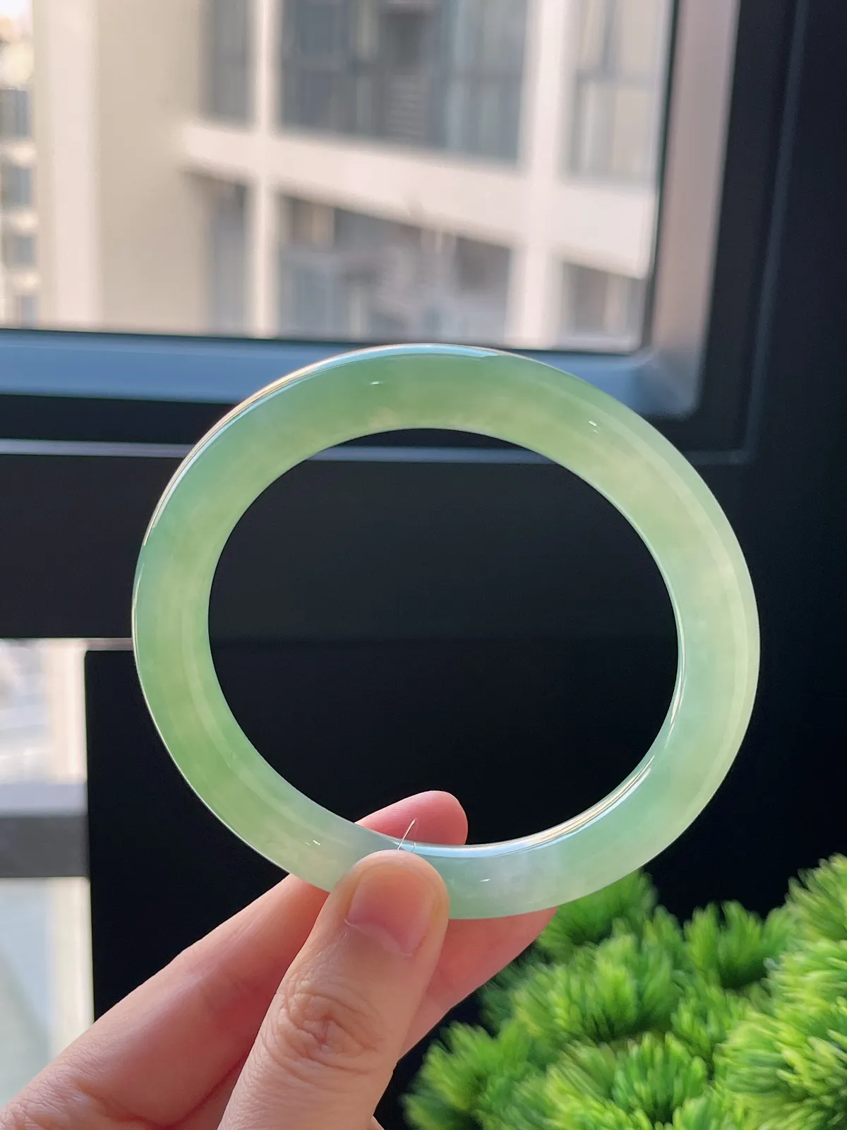 圆镯60圈口，翡翠冰糯种浅绿色手镯