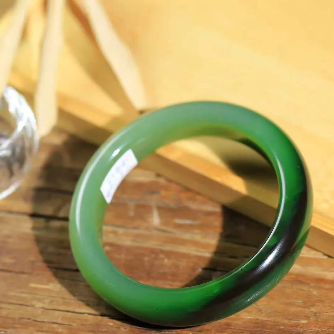 （柔情似水.手镯）

精品和田玉碧玉手镯，玉质温润细腻，镯型饱满圆润，优雅知性，姽婳于幽静兮，又婆娑乎人间，经典款型，古朴典雅。极具灵性，腕间风情，风姿卓越。 
重58.8克    内径53.5mm 尺寸13.8-8.6mm   78302278YY